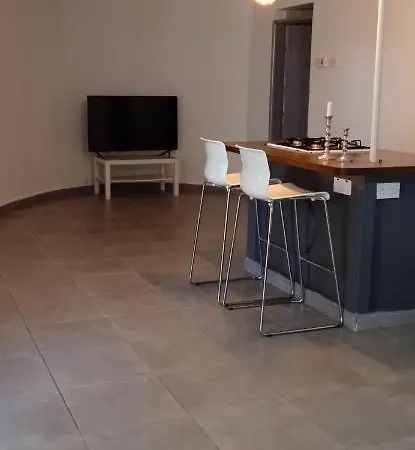 Large Basement Gazde/Camere de închiriat Kolossi